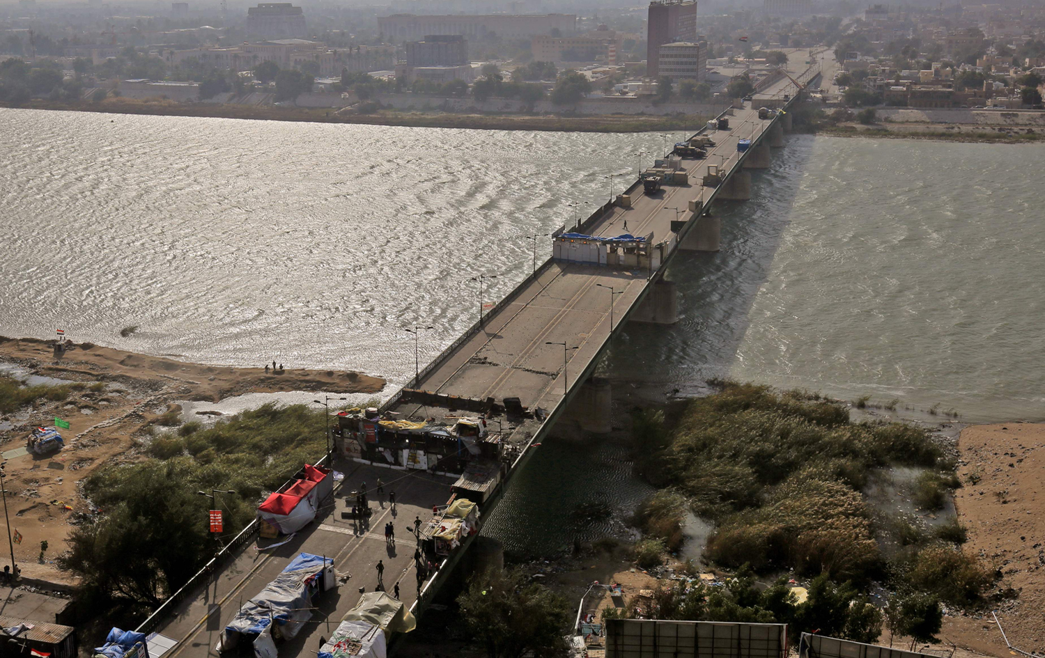 Baghdad's Jumhuriyah bridge spans the Tigris between protester-held Tahrir Square and the high-security Green Zone that hosts government offices and foreign embassies; January 17, 2020. Photo: Ahmad al-Rubaye/AFP